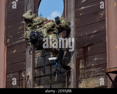 Moskau, Russland. Juli 2020. Ein Spezialeinheit Offizier macht ein Loch auf der Wand auf den Kopf.das Finale des speziellen Triathlon-Wettbewerb in der Region Moskau. Der Wettbewerb fand im Vityaz Special Training Center statt. Der Veranstalter des Wettbewerbs ist der Gründer der traditionellen für die russischen Spezialkräfte die Prüfung für das Recht auf das Tragen der ehrenamtlichen Krapovy beret Held der Russischen Föderation Sergei Iwanowitsch Lysyuk. Der Wettbewerb umfasst: - Überwindung des Hindernisparcours für eine Weile in Uniform, mit einem Schutzhelm und mit einer Dienstwaffe in einem Holster, praktisches Schießen Stockfoto