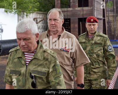 30. Juli 2020, Moskau, Russland: Russlands Held Sergej Iwanowitsch Lysyuk und die Generäle der russischen Nationalgarde Truppen inspizieren den Hindernislauf.das Finale des Triathlon-Spezialwettbewerbs in der Region Moskau. Der Wettbewerb fand im Vityaz Special Training Center statt. Der Organisator des Wettbewerbs ist der Gründer der traditionellen für die russischen Spezialkräfte die Prüfung für das Recht auf die ehrenamtliche Krapovy beret Held der Russischen Föderation Sergei Iwanowitsch Lysyuk tragen.der Wettbewerb umfasst: - Überwindung der Hindernislauf für eine Weile in Uniform, mit einem schützenden helme Stockfoto