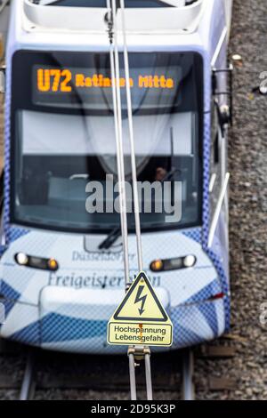 U-Bahn und die Freileitung mit dem Warnschild Hochspannung, Lebensgefahr Stockfoto