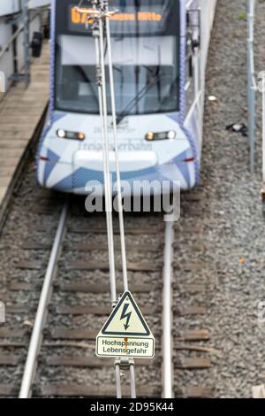 U-Bahn und die Freileitung mit dem Warnschild Hochspannung, Lebensgefahr Stockfoto