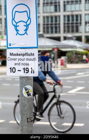 Maskenanforderung in Düsseldorf als Schutzmaßnahme durch Die erhöhte Anzahl von Infektionen während der Corona-Pandemie Stockfoto