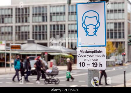 Maskenanforderung in Düsseldorf als Schutzmaßnahme durch Die erhöhte Anzahl von Infektionen während der Corona-Pandemie Stockfoto