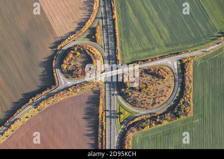 Autobahn in Deutschland von oben gesehen. Luftaufnahme der Autobahnrampe und Ausfahrt. Stockfoto