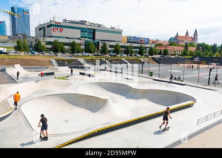 Neuer Skateboard Park, Skatepark, Eislaufbahn im Stadtzentrum mit Kindern oder Kindern spielen Stockfoto