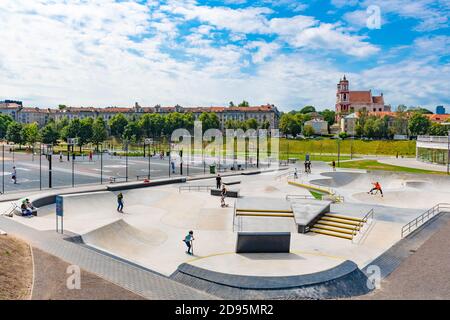 Neuer Skateboard Park, Skatepark, Eislaufbahn im Stadtzentrum mit Kindern oder Kindern spielen Stockfoto