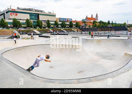 Neuer Skateboard Park, Skatepark, Eislaufbahn im Stadtzentrum mit Kindern oder Kindern spielen Stockfoto