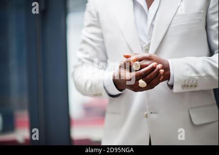 Nahaufnahme der Hände mit Ringen von schönen afroamerikanischen Gentleman in formalwear. Stockfoto