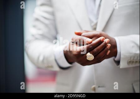 Nahaufnahme der Hände mit Ringen von schönen afroamerikanischen Gentleman in formalwear. Stockfoto