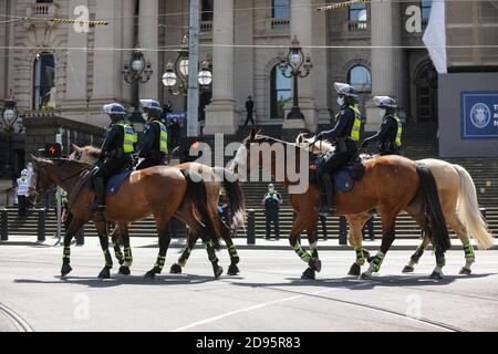 Melbourne, Australien 03 Nov 2020, Polizeipferde bewegen sich entlang der Spring Street, um für einen erwarteten Protest vor dem landtag für eine weitere Freedom Day Demonstration am Melbourne Cup Day in Position zu kommen, der die Plünderung von Premier Daniel Andrews wegen der Sperrgesetze fordert. Kredit: Michael Currie/Alamy Live Nachrichten Stockfoto