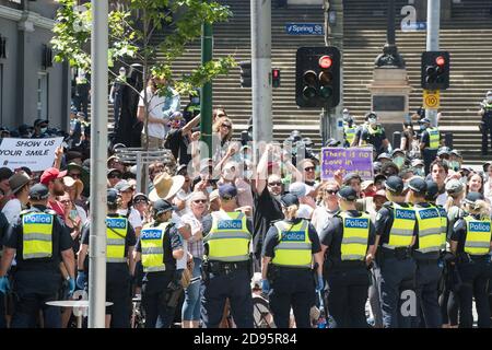 Melbourne, Australien 03. November 2020, die Polizei umzingelt Proteste, bevor sie sie verhaftet, um sie vor dem landtag zu verhaften und zu verhaften, während einer weiteren Freedom Day Demonstration am Melbourne Cup Day, die die Plünderung von Premier Daniel Andrews wegen Sperrgesetzen fordert. Kredit: Michael Currie/Alamy Live Nachrichten Stockfoto