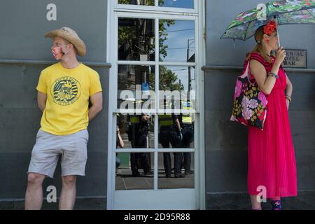 Melbourne, Australien 03 Nov 2020, zwei verschiedene Ansichten, Eine Protesterin mit einem stolzen Jungen-T-Shirt steht an einer Wand neben einem weiblichen Protesterkleid, als ob sie während einer weiteren Freedom Day Demonstration am Melbourne Cup Day zu den Rennen in Melbourne gehen würde und die Plünderung von Premier Daniel Andrews wegen der Sperrgesetze fordert. Kredit: Michael Currie/Alamy Live Nachrichten Stockfoto