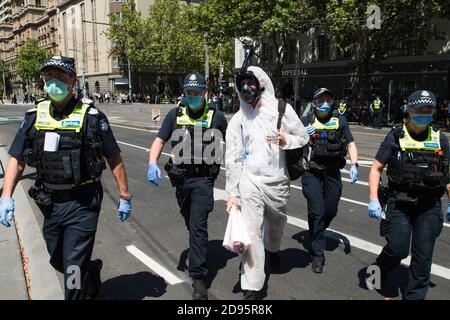 Melbourne, Australien 03. November 2020, die Polizei führte ein Protestkleid in einem Staubanzug und einem Schnorchel weg, um verarbeitet zu werden und eine Geldstrafe in Spring Street in der Nähe des bundesstaates parlament während einer anderen Freedom Day Demonstration am Melbourne Cup Day zu verlangen, die die Plünderung von Premier Daniel Andrews über Lockdown Gesetze. Kredit: Michael Currie/Alamy Live Nachrichten Stockfoto