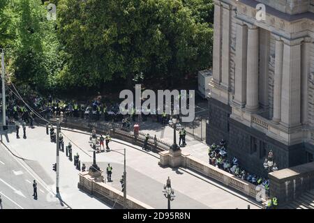 Melbourne, Australien 03 Nov 2020, Polizei kann gesehen werden Verarbeitung und Geldstrafen Demonstranten vor dem landtag während einer anderen Freedom Day Demonstration am Melbourne Cup Day fordern die Plünderung von Premier Daniel Andrews über Sperrgesetze. Kredit: Michael Currie/Alamy Live Nachrichten Stockfoto