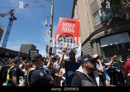 Melbourne, Australien 03 Nov 2020, ein Mann, der gegen die Sperrung der Landesregierung protestiert, hält einen COVID 1984, als er während einer weiteren Freedom Day Demonstration am Melbourne Cup Day eine Polizeilinie überquert und die Plünderung von Premier Daniel Andrews wegen der Sperrgesetze fordert. Kredit: Michael Currie/Alamy Live Nachrichten Stockfoto