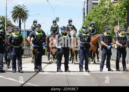 Melbourne, Australien 03 Nov 2020, Polizei blockiert Spring Street, um einen Protest vor dem landtag während einer anderen Freedom Day Demonstration am Melbourne Cup Day einzudämmen, die die Plünderung von Premier Daniel Andrews wegen Sperrgesetze fordert. Kredit: Michael Currie/Alamy Live Nachrichten Stockfoto