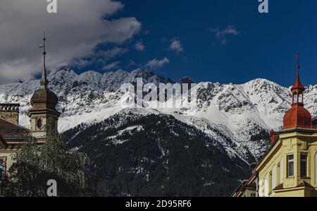 Architektonische Details von alten traditionellen Gebäuden mit einem majestätischen schneebedeckten Berg dahinter Stockfoto