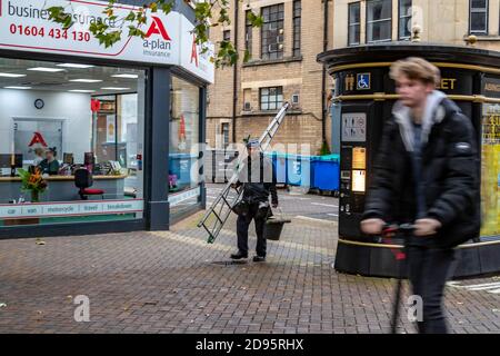 Abington Street das Stadtzentrum von Northampton an einem trüben Herbstmorgen, Northamptonshire, England, Großbritannien. Stockfoto