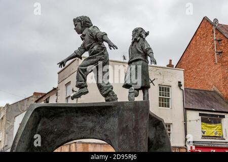 Skulptur auf der Abington Straße, die den Schuhhandel der Stadt an einem trüben Herbstmorgen markiert Northampton, Northamptonshire, England, Großbritannien. Stockfoto