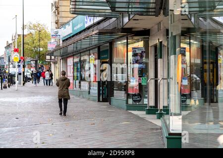 Abington Street das Stadtzentrum von Northampton an einem trüben Herbstmorgen, Northamptonshire, England, Großbritannien. Stockfoto