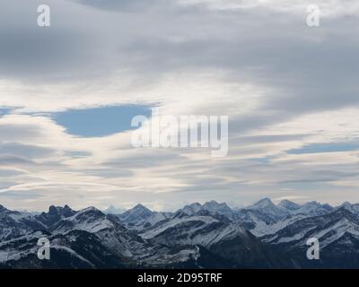 Panoramablick über die alpen in der Region Tirol In Österreich mit guter Sicht von Deutschland aus gesehen Stockfoto