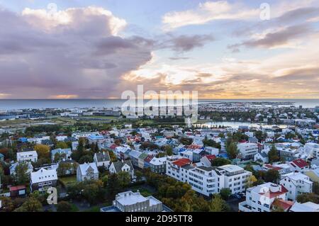 Luftaufnahme von Reykjavik von der Spitze der Hallgrimskirkja Kirche Stockfoto