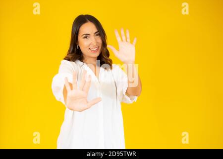 Junge schöne Frau trägt elegante Kleidung Angst und erschrocken mit Angst Ausdruck Stop Geste mit den Händen, schreien in Schock. Panik Konzept. Stockfoto