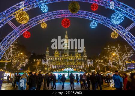 Rathaus und Weihnachtsmarkt Stände in der Nacht in Rathausplatz, Wien, Österreich, Europa Stockfoto