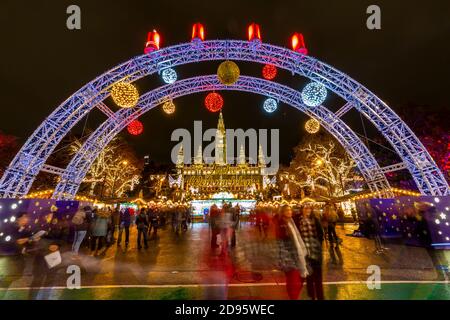Rathaus und Weihnachtsmarkt Stände in der Nacht in den Rathausplatz, Wien, Österreich, Europa Stockfoto