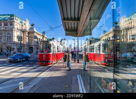 Blick auf das Königliche Opernhaus und die Stadttram, die sich im Schaufenster spiegeln, Wien, Österreich, Europa Stockfoto