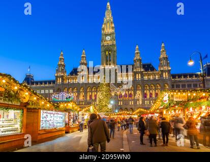 Rathaus und Weihnachtsmarkt Stände in der Nacht in den Rathausplatz, Wien, Österreich, Europa Stockfoto