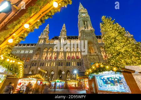 Rathaus und Weihnachtsmarkt und Baum bei Nacht am Rathausplatz, Wien, Österreich, Europa Stockfoto