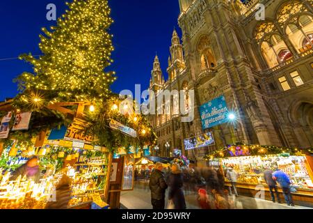 Blick auf das neue Rathaus und den belebten Weihnachtsmarkt am Marienplatz in der Abenddämmerung, München, Bayern, Deutschland, Europa Stockfoto