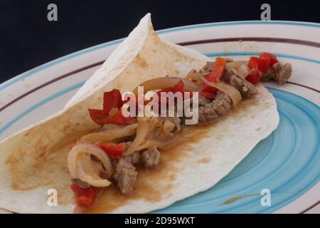 Mais-Tortita mit Fleisch und Gemüse zu mexikanischen Tacos zu machen Essen Stockfoto