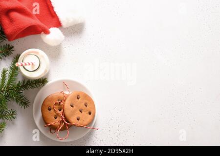 Milch für Weihnachtsmann und hausgemachte Lebkuchen auf weißem Hintergrund. Blick von oben. Speicherplatz kopieren Stockfoto