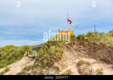 RLNI Rettungsschwimmer Rettungsschwimmer Rettung im Dienst am Crantock Beach, Newquay in Cornwall. Stockfoto