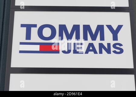 Bordeaux , Aquitaine / Frankreich - 11 01 2020 : Tommy Jeans Hilfiger Text Zeichen und Logo-Shop vor der amerikanischen Bekleidungsfirma Shop Stockfoto