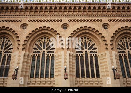 Detail des Bahnhofs in Toledo, Spanien. Neo-Mudéjar, maurische Wiederbelebungsarchitektur. Stockfoto