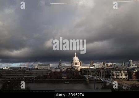 London UK 03 November 2020 Dunkle Skyes über London mit Regen, der der Sonne Platz gibt in der Hauptstadt.Paul Quezada-Neiman/Alamy Live Nachrichten Stockfoto