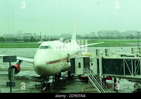 Jet-Brücke verbindet die Flugzeugtür zum Flughafen-Terminal, Unterstände für Passagiere Stockfoto