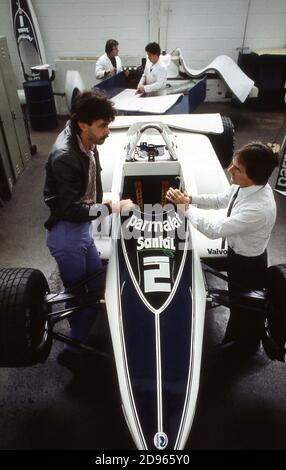 Bernie Ecclestone und Gordon Murray in der Brabham-Fabrik 1982 Stockfoto