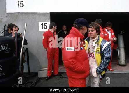 Niki Lauda und Gilles Villeneuve sprechen in den Boxen bei Training für den Grand Prix von Belgien 1982 in Zolder Stockfoto