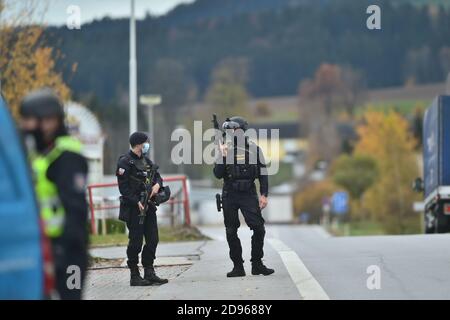 Dolni Dvoriste, Tschechische Republik. November 2020. Polizeibeamte kontrollieren ein Auto an der Grenze zwischen Tschechien und Österreich in Dolni Dvoriste, Tschechische Republik, 3. November 2020. Als Reaktion auf einen Anschlag in der Nähe einer Synagoge in Wien verschärfte die Polizei den Schutz der tschechisch-österreichischen Grenzen. Bei dem Terroranschlag im Zentrum von Wien am 2. November starben eine Zivilperson und einer der Attentäter, die die Polizei erschossen hat. Kredit: Vaclav Pancer/CTK Foto/Alamy Live Nachrichten Stockfoto