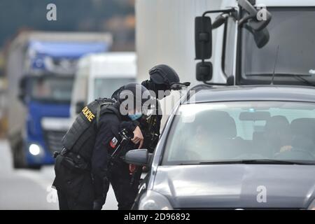 Dolni Dvoriste, Tschechische Republik. November 2020. Polizeibeamte kontrollieren ein Auto an den Grenzen zwischen Tschechien und Österreich in Dolni Dvoriste, Tschechische Republik, 3. November 2020. Als Reaktion auf einen Anschlag in der Nähe einer Synagoge in Wien verschärfte die Polizei den Schutz der tschechisch-österreichischen Grenzen. Bei dem Terroranschlag im Zentrum von Wien am 2. November starben eine Zivilperson und einer der Attentäter, die die Polizei erschossen hat. Kredit: Vaclav Pancer/CTK Foto/Alamy Live Nachrichten Stockfoto