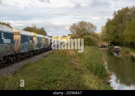 Hanson Freight Train vorbei Crofton, Wiltshire Stockfoto