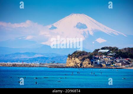 Asien, Japan, Honshu, Präfektur Kanagawa, Surfer in der Nähe des Fuji (3776m) Stockfoto