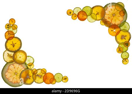 Winkelrahmen von ganzen Scheiben von Pomelo, Limette, Orange und fortunella auf einem Lumen. Isoliert auf weißem Hintergrund. Stockfoto