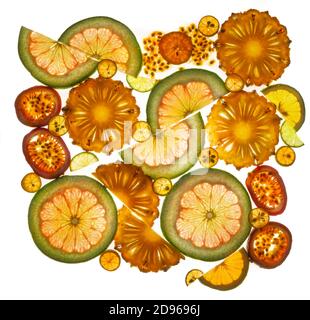 Querschnitt eines Pomelos, Ananas, Limette, Passionsfrüchte und fortunella auf einem Lumen. Isoliert auf weißem Hintergrund. Halbe und ganze Scheiben. Stockfoto