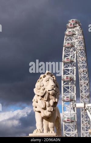 Großbritannien, London, Westminster, Westminster Bridge, das London Eye Beobachtungsrad, die South Bank Coade Stein Löwenstatue, Bildhauer William Frederick Stockfoto