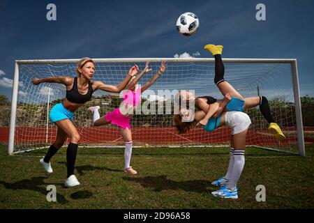 Fußballspielerinnen in einem Stadion. Mädchenmannschaft spielt emotional Fußball. Stockfoto