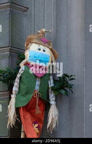 vogelscheuche mit Gesichtsmaske außerhalb des Geschäftsgebäudes in Hamilton, South Lanarkshire, Schottland, Großbritannien Stockfoto